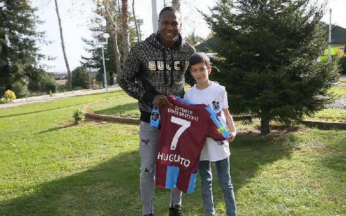 Trabzonsporlu minik taraftar, hayranı olduğu Rodallega ile buluştu