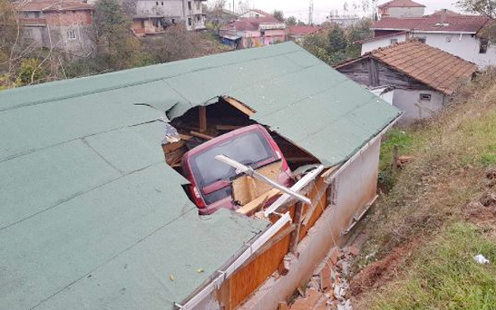 Evin çatısına uçan araç tavanı parçalayıp salona düştü