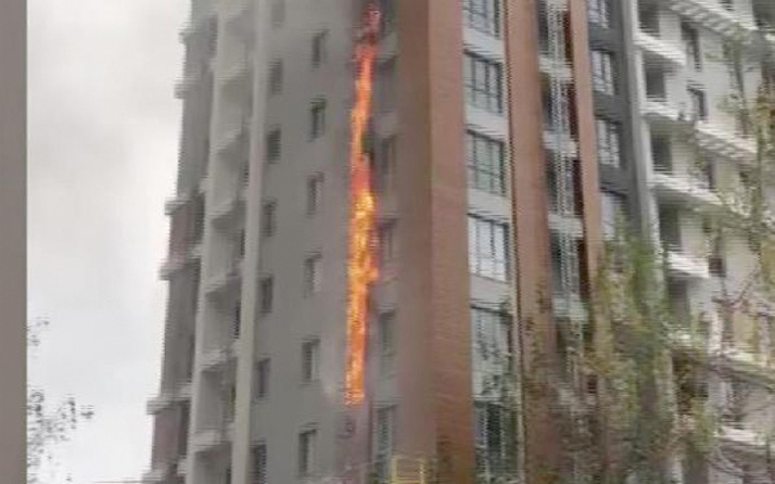 Bağcılar'da bir binanın dış cephesinde yangın