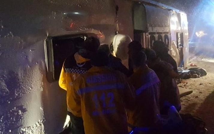 Kırşehir'de yolcu otobüsü devrildi! 3 kişi öldü 35 kişi yaralandı