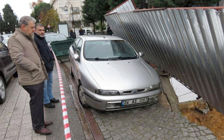 Maltepe'de kaldırım çöktü araç askıda kaldı