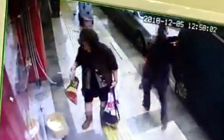 Vicdansız kadın! Kediye vurup, üzerindeki battaniyeyi aldı