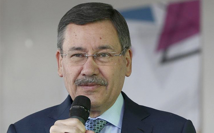 Melih Gökçek gazetecilere çıkıştı! Övüneceğinize gülüyorsunuz