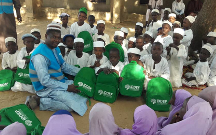 İDDEF'ten Nijeryalı öğrencilere kırtasiye yardımı!