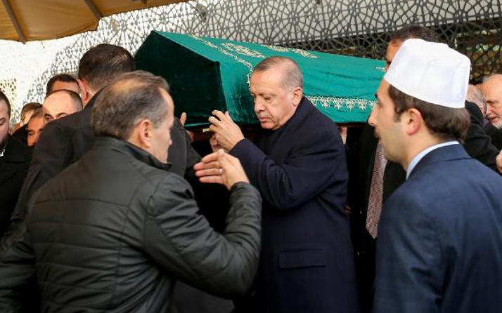 Cumhurbaşkanı Erdoğan, komşusunun tabutuna omuz verdi