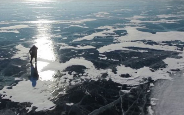 Buzlu gölü patenle geçen 76 yaşındaki nineye bakın!