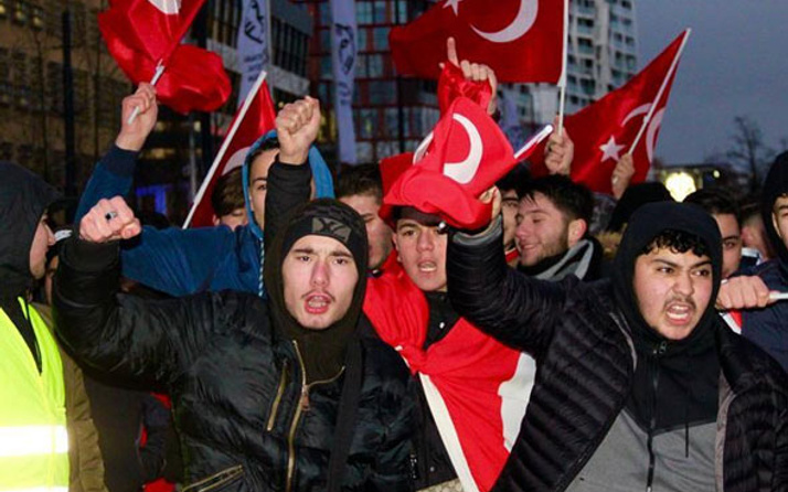 Hollanda'da Türkler PKK'yı protesto etti