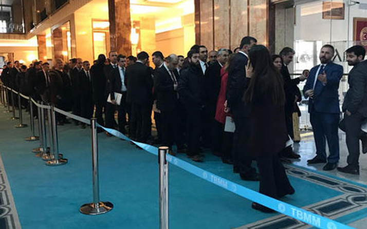 AK Parti grubu önünde kuyruk oluştu bakın sebebi ne?