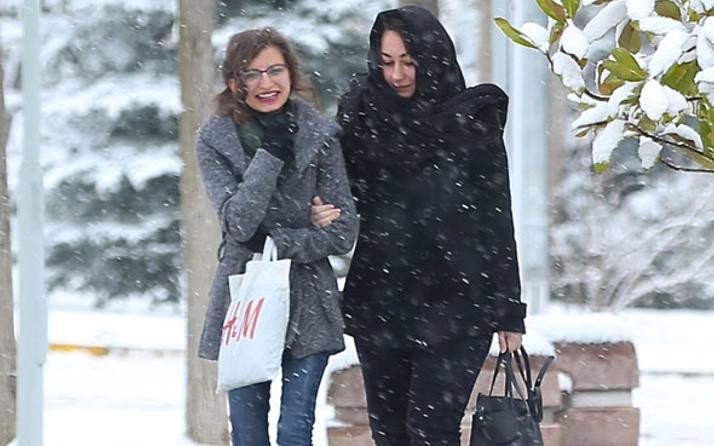 Edirne'de yoğun kar yağışı! Okullar tatil mi?
