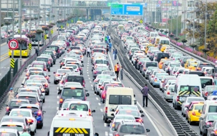 İstanbul'da trafik kilitlendi! Araçlar ters yönde gitmeye başladı