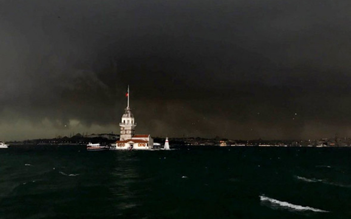 İstanbul'da hava karardı! Yağmur bastırdı saatlik tahmine bakın