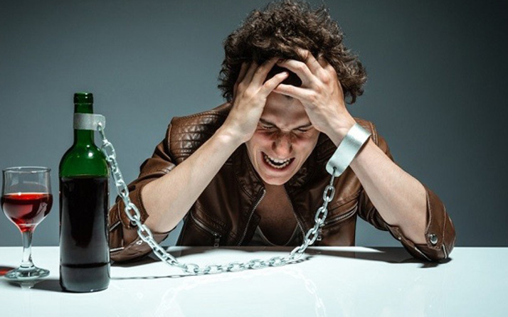 Alkol bağımlılığının zararları nelerdir? Tedavide psikolojik destek çok önemli!