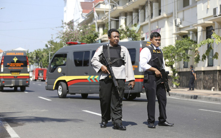 Endonezya'da polis merkezine bombalı saldırı