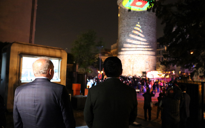 Başkan Uysal Video Mapping şovunu gençlerle birlikte izledi