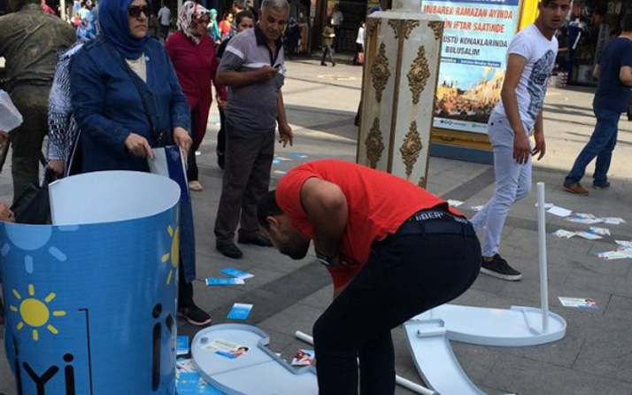 İyi Parti'nin standına tekmeli saldırı