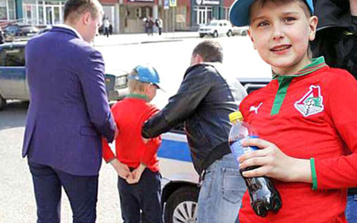 Putin'in affı yok! 12 yaşındaki çocuğa kelepçe