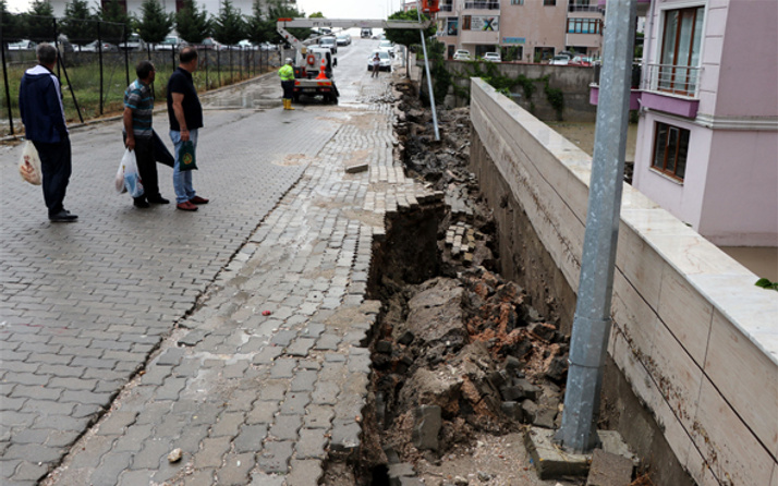 Edirne'deki yağışlar istinat duvarı yıktı