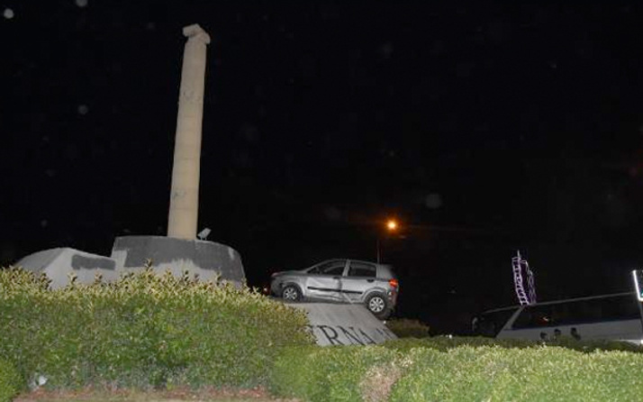 İzmir'de ilginç kaza! Araç anıta çıktı
