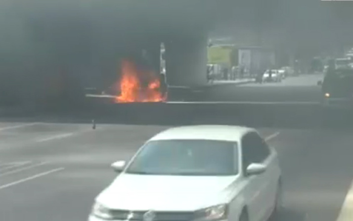 Kadıköy D-100'de araç yangını! Trafik durdu...