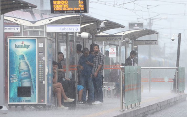 İstanbul'da yağışlar metro seferlerini vurdu! Seferler iptal