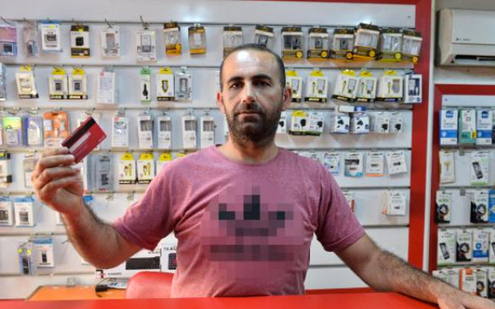 Plakalarındaki 'evleniyoruz' ve 'mutluyuz' yazılarıyla hırsızlık yaptılar