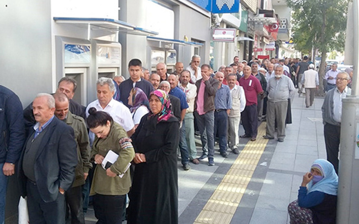 Emeklileri ve alt gelirliler ucuz ev satışı için kuyruğa girdiler