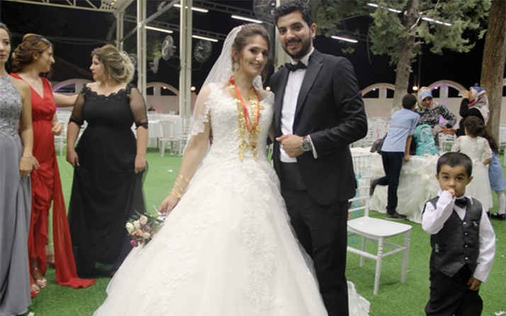 Damat düğüne gelen davetlileri bu pankartla karşıladı