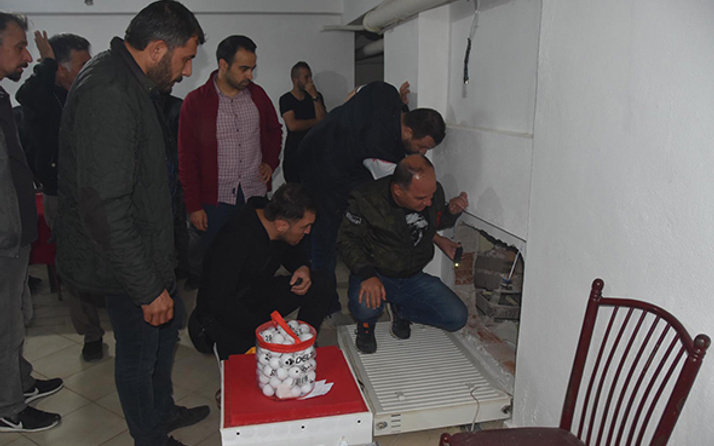 Kalorifer peteğinin arkasında gizli geçit bulundu!