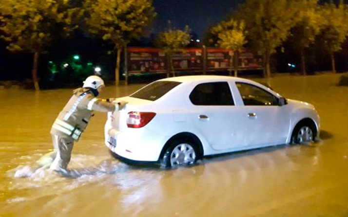 Yağış nedeniyle mahsur kalan araçları itfaiye kurtardı
