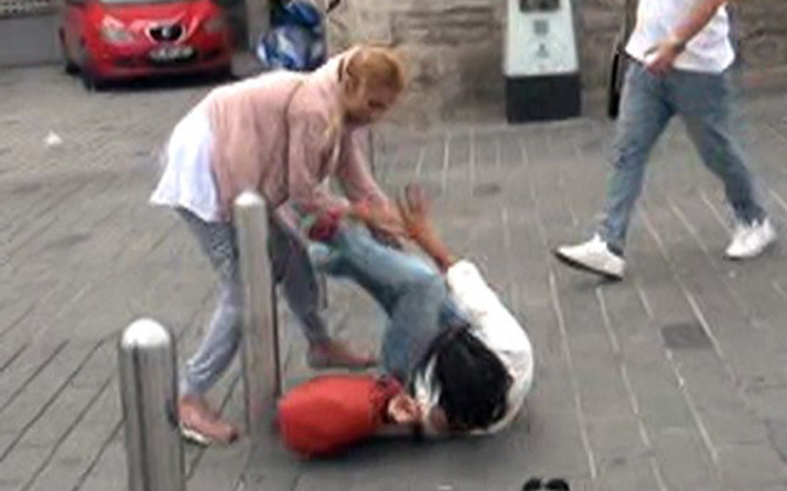 Taksim'de kızların 'omuz atma' kavgası! Saç saça baş başa...
