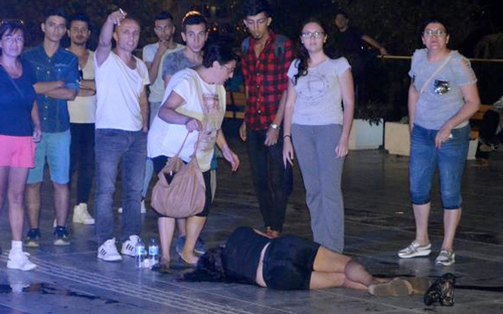 Kadın arkadaşını kent meydanında dövüp yerde sürükledi