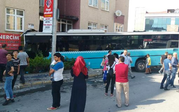 Özel Halk Otobüsü dükkana girdi: 4 yaralı 