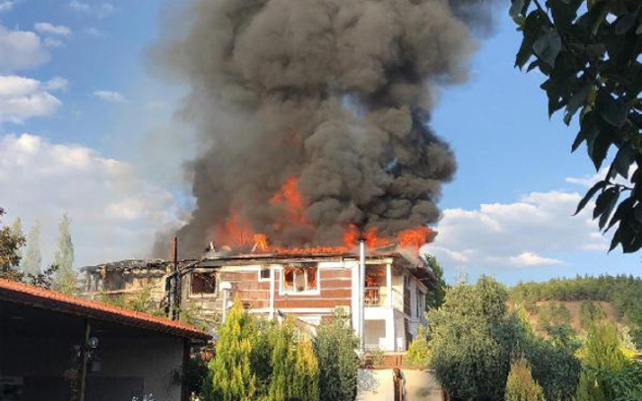 Pamukkale'de 3 katlı otelde yangın çıktı