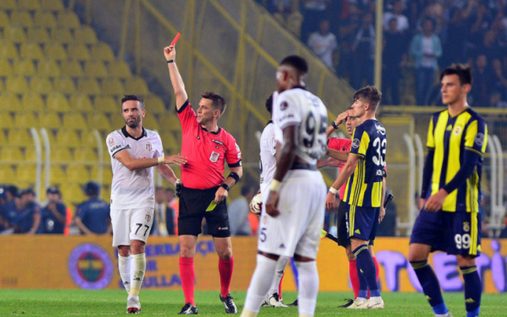 Kadıköy'de maç sonu olay: Caner Erkin kırmızı gördü!