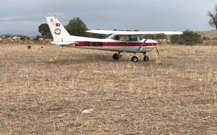 Manisa'da keşif uçağı tarlaya indi