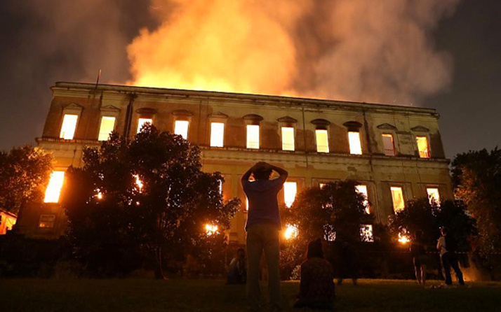 Brezilya Ulusal Müzesi'nde korkutan yangın!