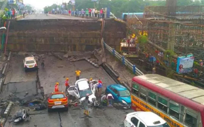 Hindistan'da otoyol çöktü: 30 metrelik yarık!