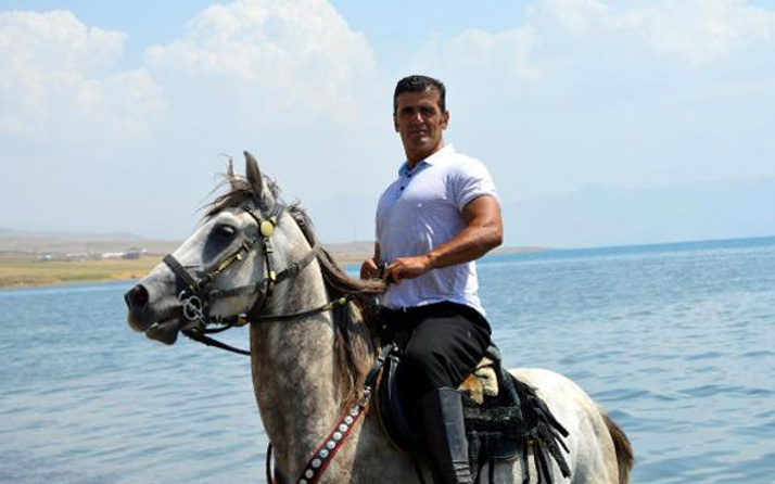 Doğasever vatandaş atıyla Van Gölü'ne girdi ve...