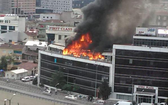 İstanbul'da korkutan yangın plaza alevlere teslim!