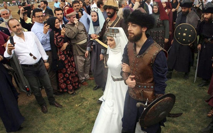 Eski Bakan Recep Akdağ'ın oğlu kayı düğünü ile evlendi