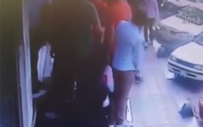 Evli kadına taciz iddiası: Garsona feci dayak!