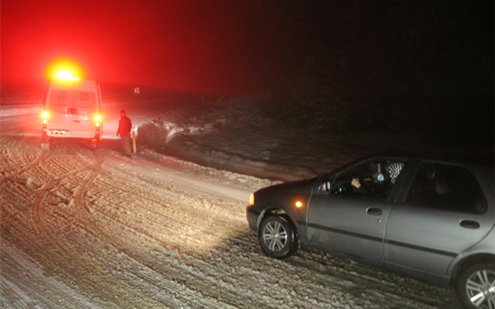 Manisa'da karda mahsur kalan 12 kişi kurtarıldı