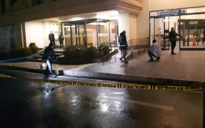 Alışveriş merkezi önünde silahlı saldırı: 1 kadın ağır yaralı
