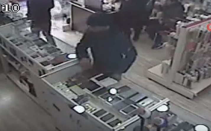 Cep telefonu hırsızı ile iş yeri çalışanının boğuşma anları kamerada