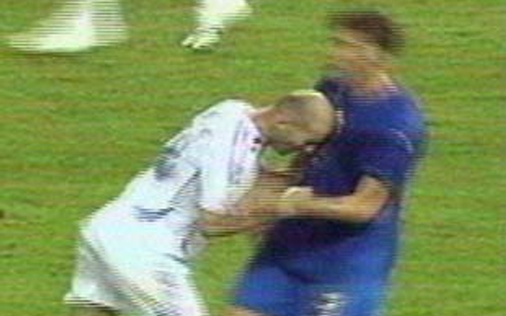 Zidane BÖYLE KAFA ATTI