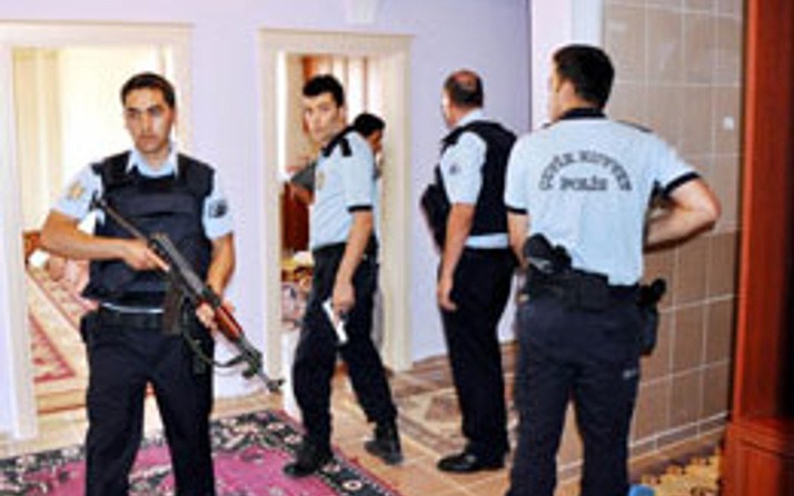 Polis evi değil cephaneliği bastı! Haber