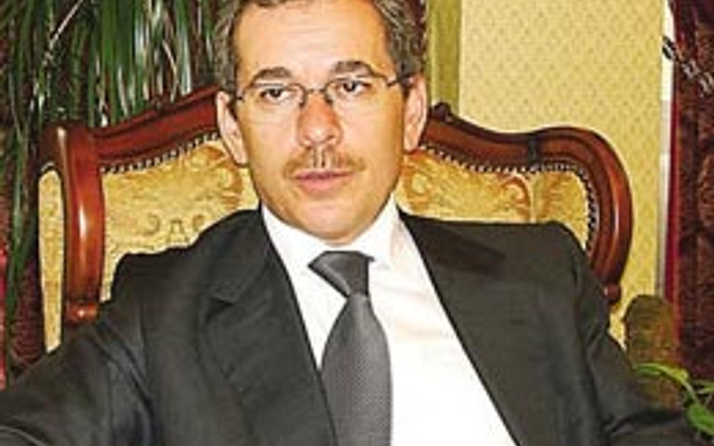 Şener'den hükümete defile tepkisi