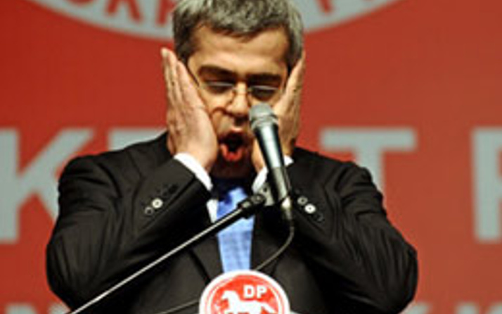 DP adayı kürsüde lal oldu konuşamadı