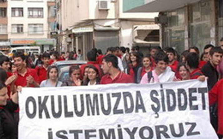 Okulda şiddet sokakta protesto edildi