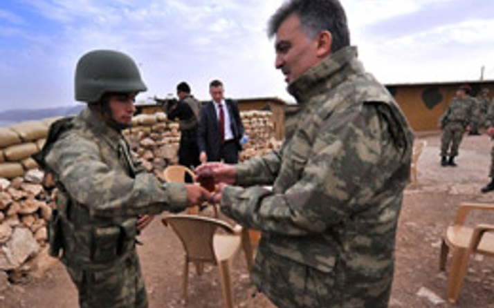 Abdullah Gül'ü kamuflaj da koruyamadı
